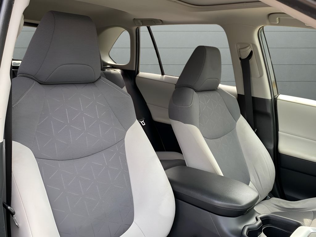 2019 Toyota RAV4 Hybrid XLE photo 33
