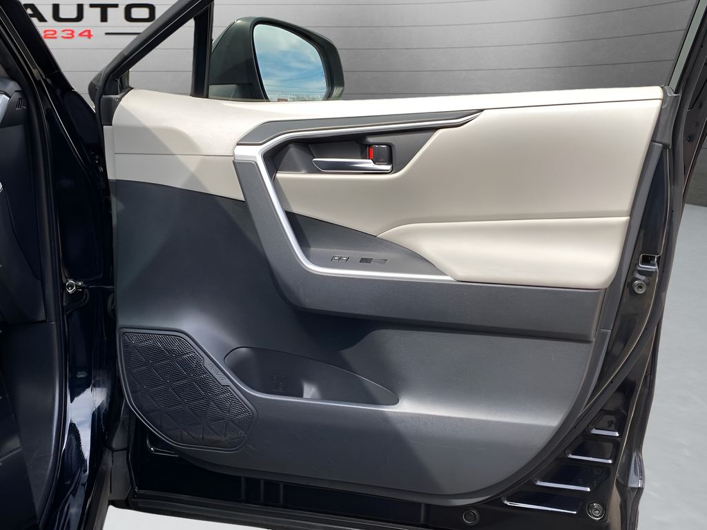 2019 Toyota RAV4 Hybrid XLE photo 30