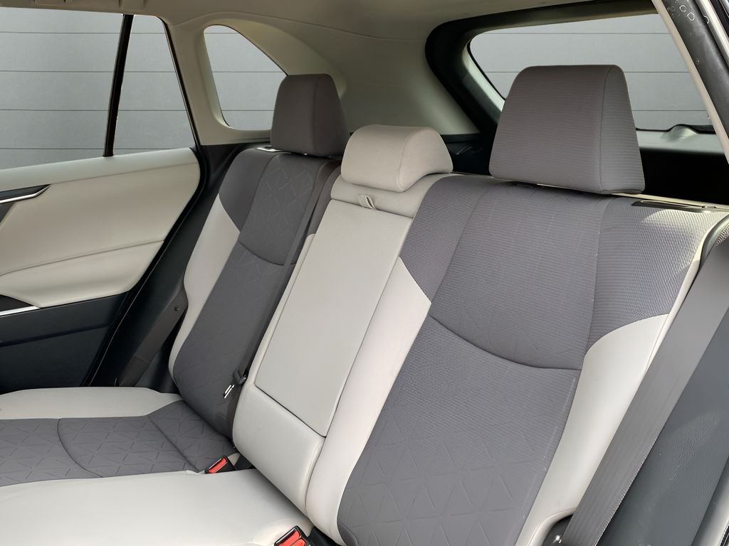 2019 Toyota RAV4 Hybrid XLE photo 14