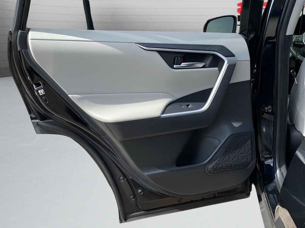 2019 Toyota RAV4 Hybrid XLE photo 11