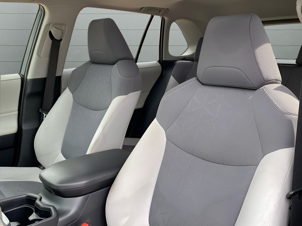 2019 Toyota RAV4 Hybrid XLE photo 9