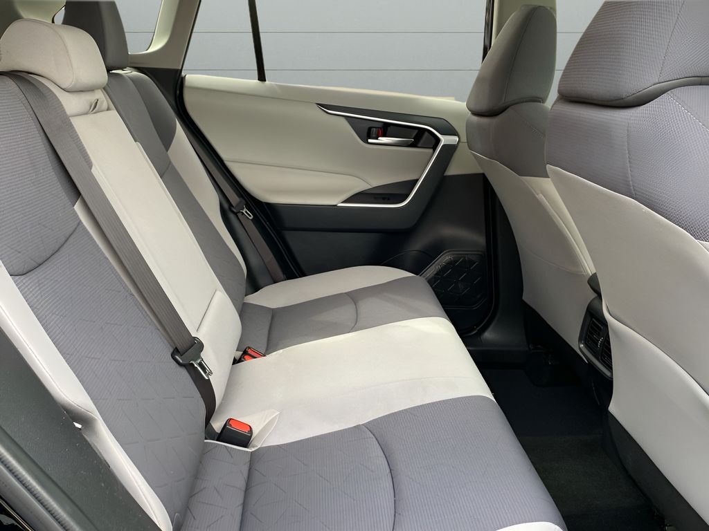 2019 Toyota RAV4 Hybrid XLE photo 19