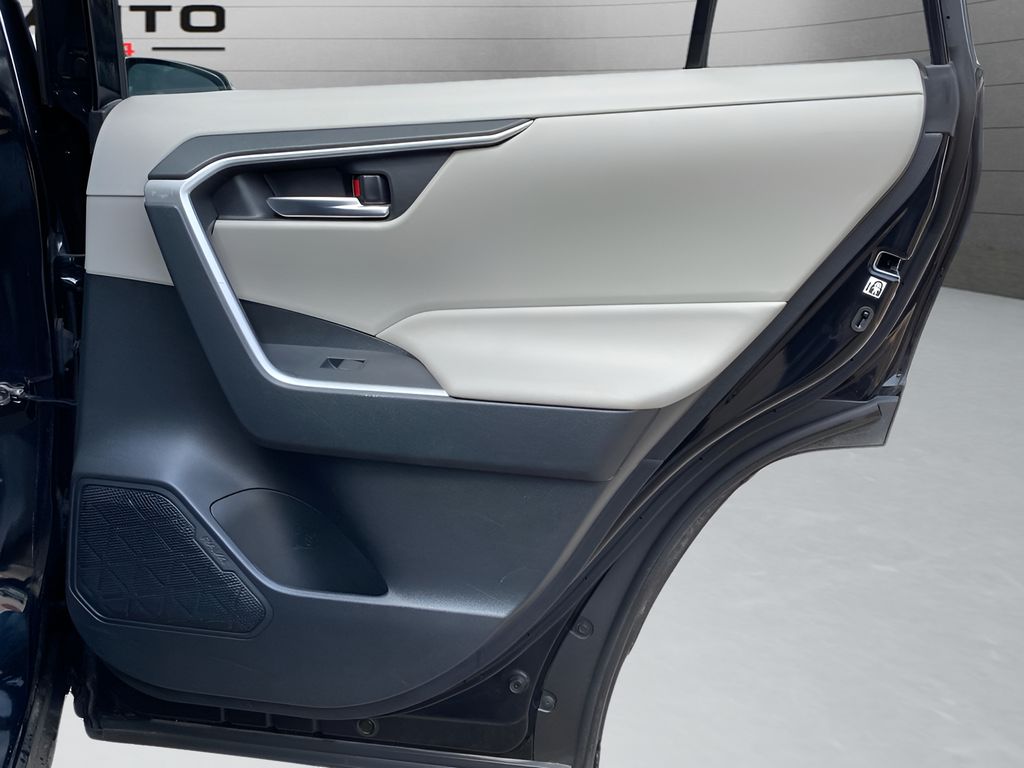 2019 Toyota RAV4 Hybrid XLE photo 17