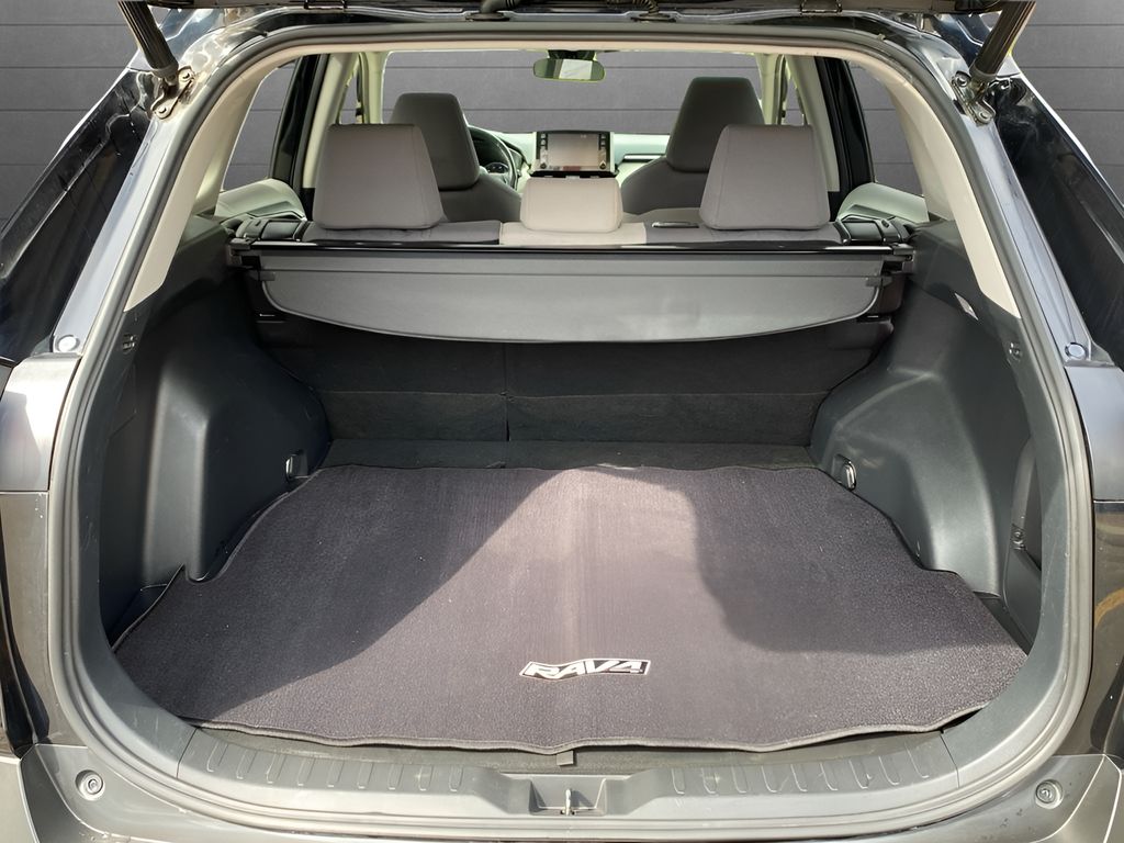 2019 Toyota RAV4 Hybrid XLE photo 16