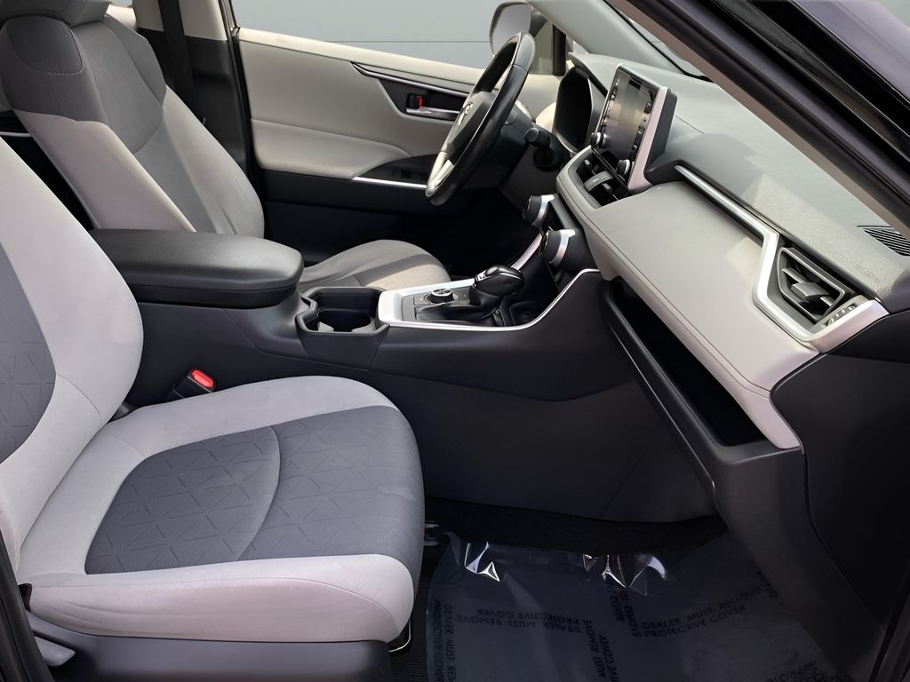 2019 Toyota RAV4 Hybrid XLE photo 32