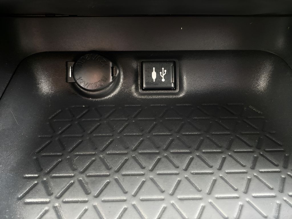 2019 Toyota RAV4 Hybrid XLE photo 29