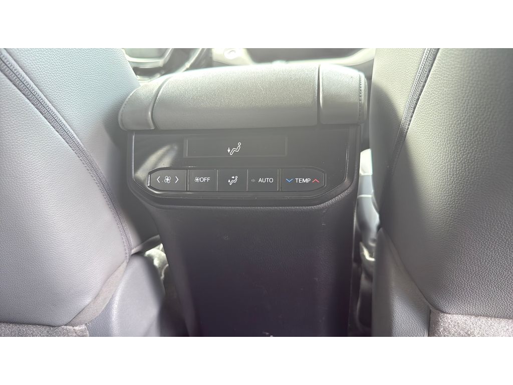 2020 Toyota Highlander XLE photo 25