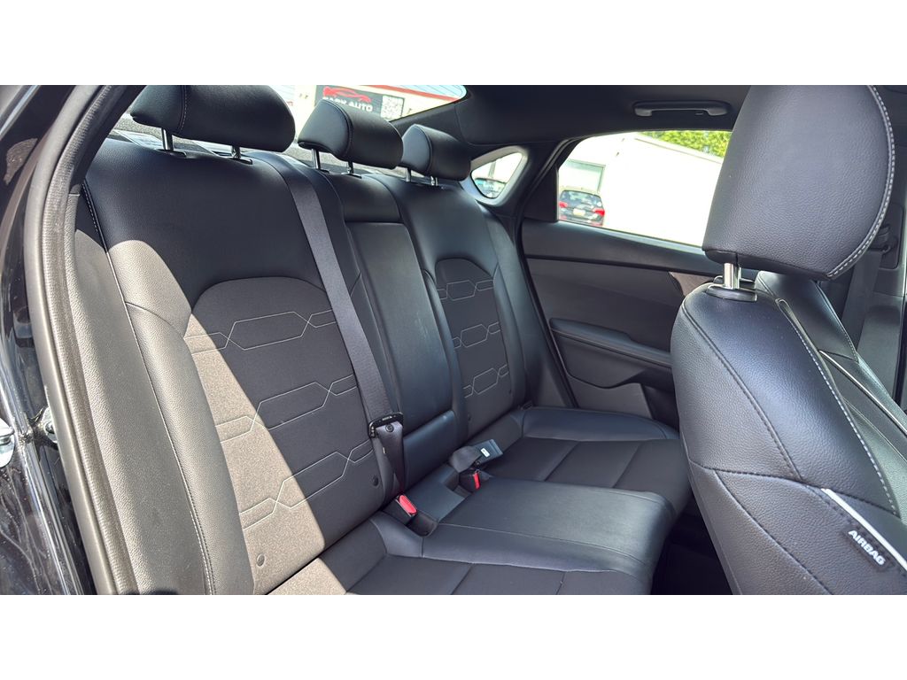 2022 Kia Forte GT-Line photo 17