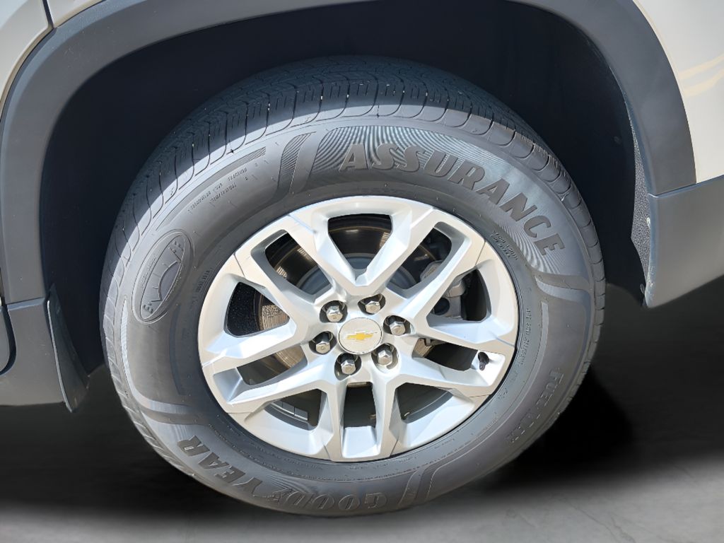 2021 Chevrolet Traverse LS - Silver Ice Metallic exterior view 3