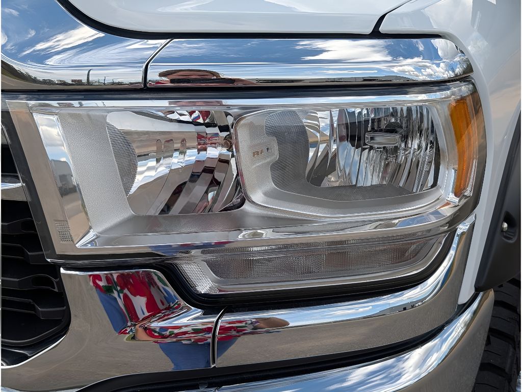 2024 Ram 3500 Big Horn 6.7L Cummins 4X4 DRW Crew Cab - Bright White Clearcoat exterior view 15