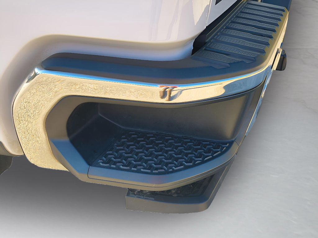 2023 Chevrolet Silverado 1500 - Summit White exterior view 4