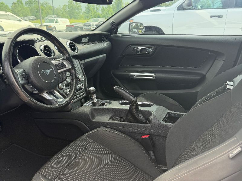 2016 Ford Mustang V6 - Oxford White exterior view 3