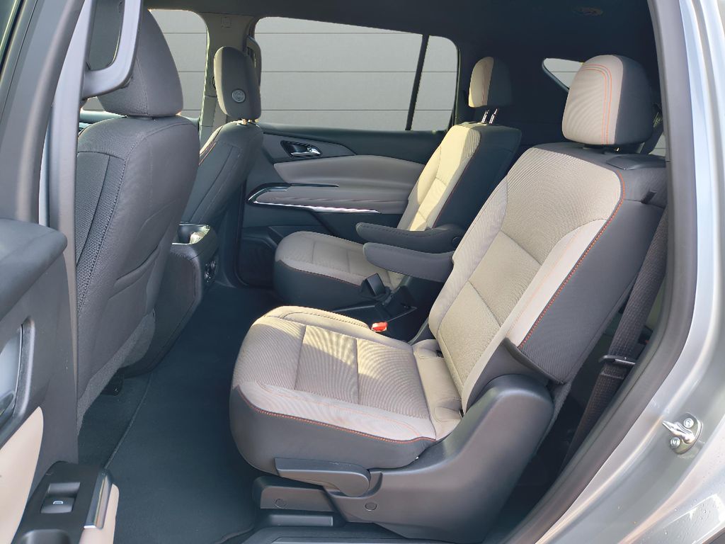 Used 2024 Chevrolet Traverse FWD LT