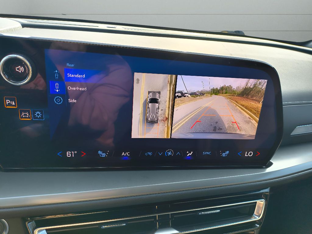 Used 2024 Chevrolet Traverse FWD LT