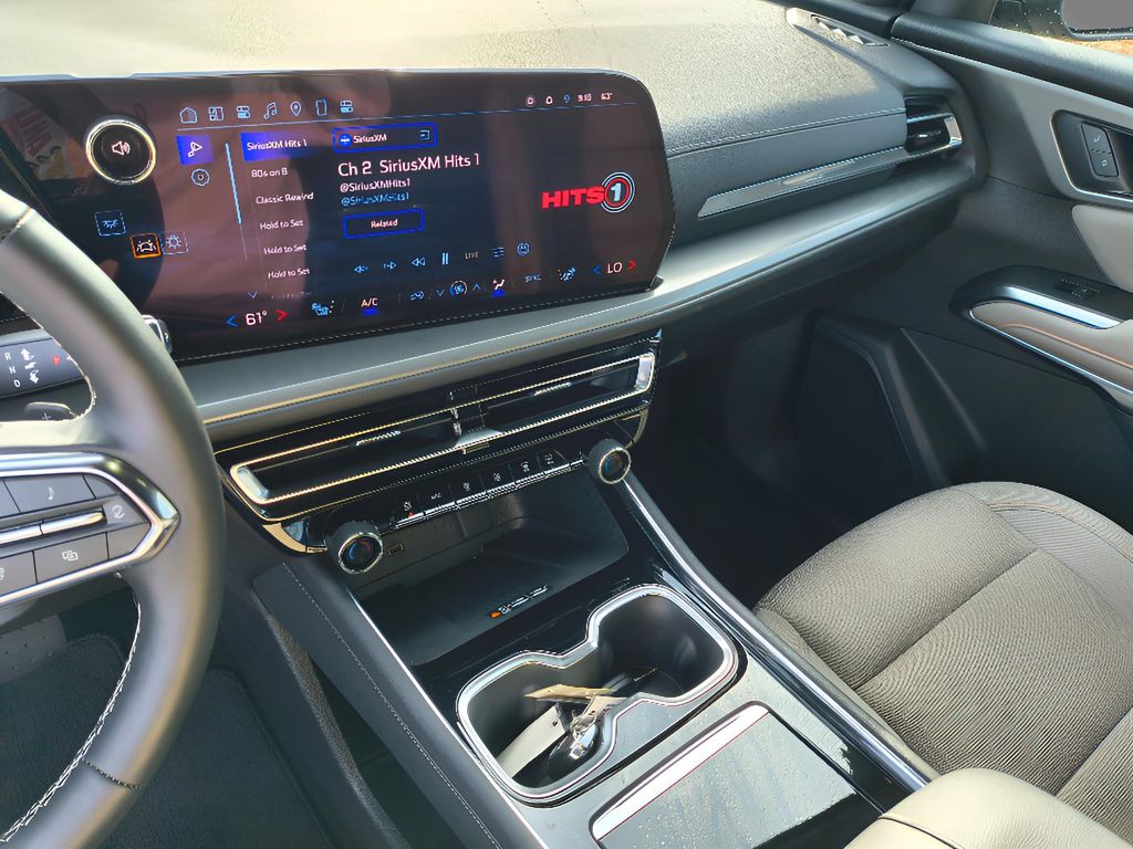 Used 2024 Chevrolet Traverse FWD LT