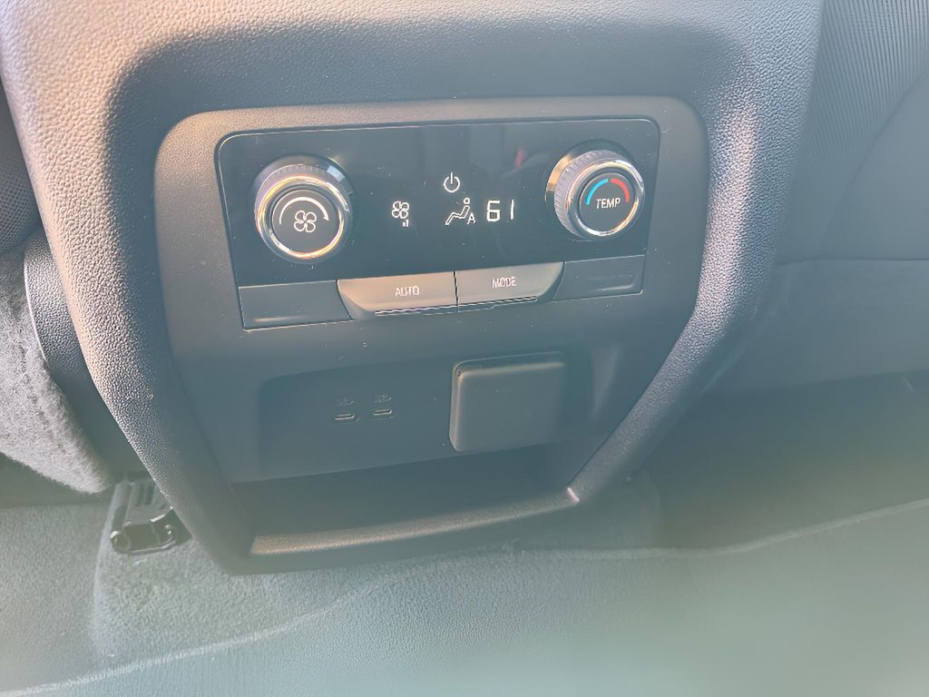 Used 2024 Chevrolet Traverse FWD LT