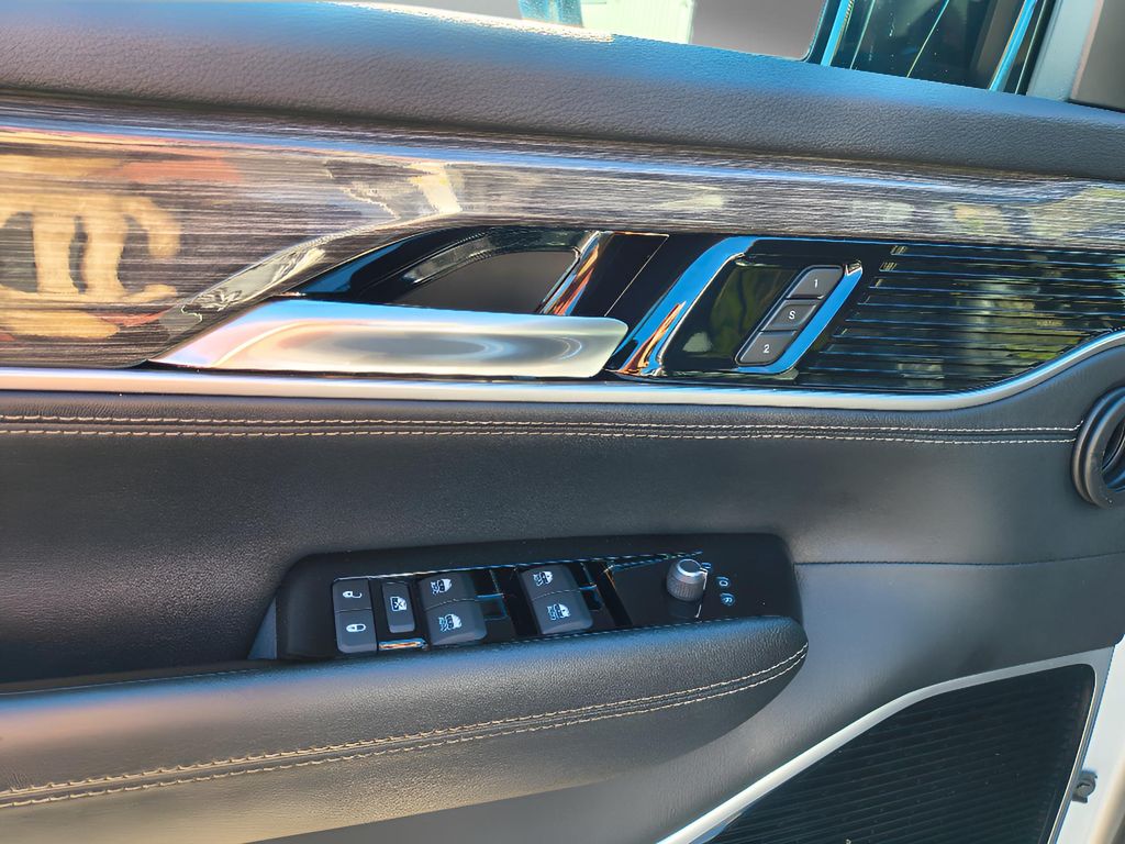 2022 Jeep Wagoneer Series III - Silver Zynith exterior view 15