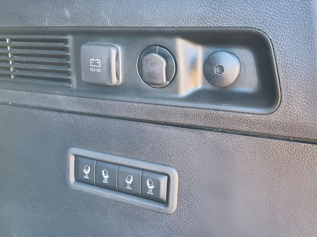 2022 Jeep Wagoneer Series III - Silver Zynith exterior view 8