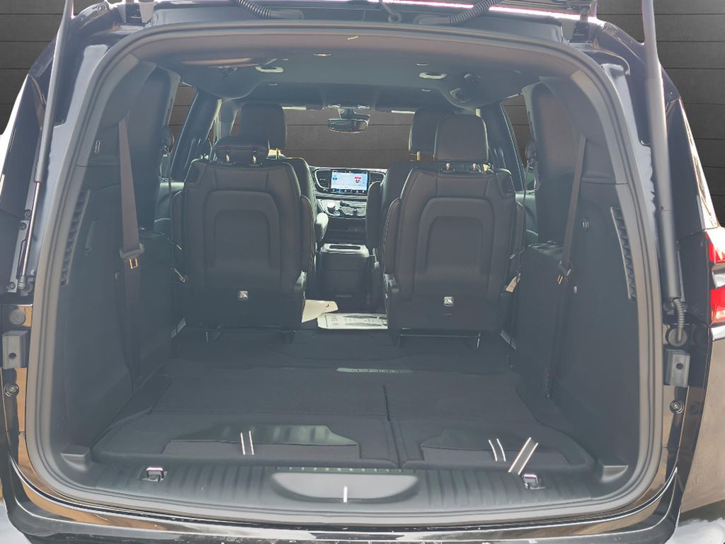 2026 Chrysler Pacifica Select - Diamond Black Crystal Pearlcoat exterior view 7