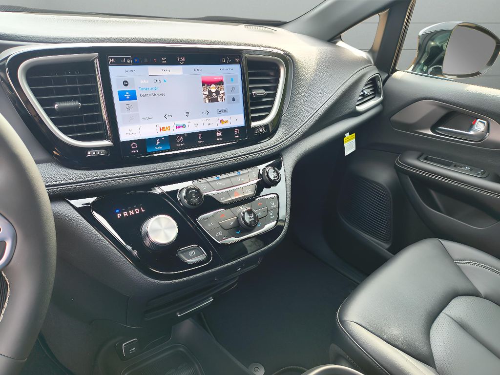 2026 Chrysler Pacifica Select - Diamond Black Crystal Pearlcoat exterior view 18