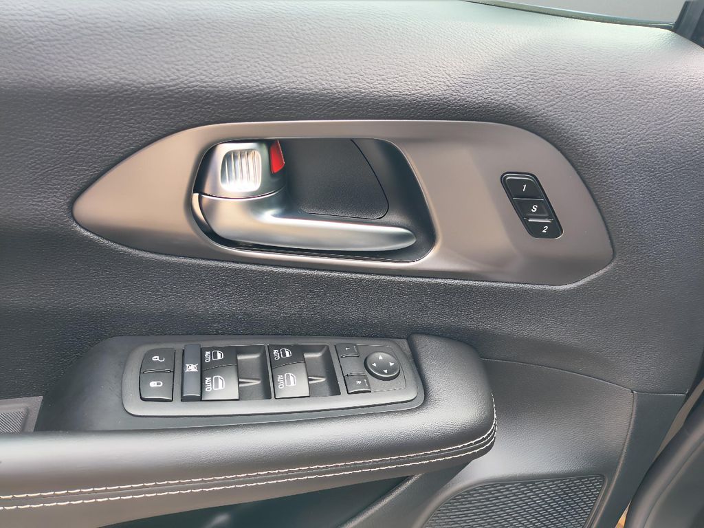 2026 Chrysler Pacifica Select - Diamond Black Crystal Pearlcoat exterior view 13