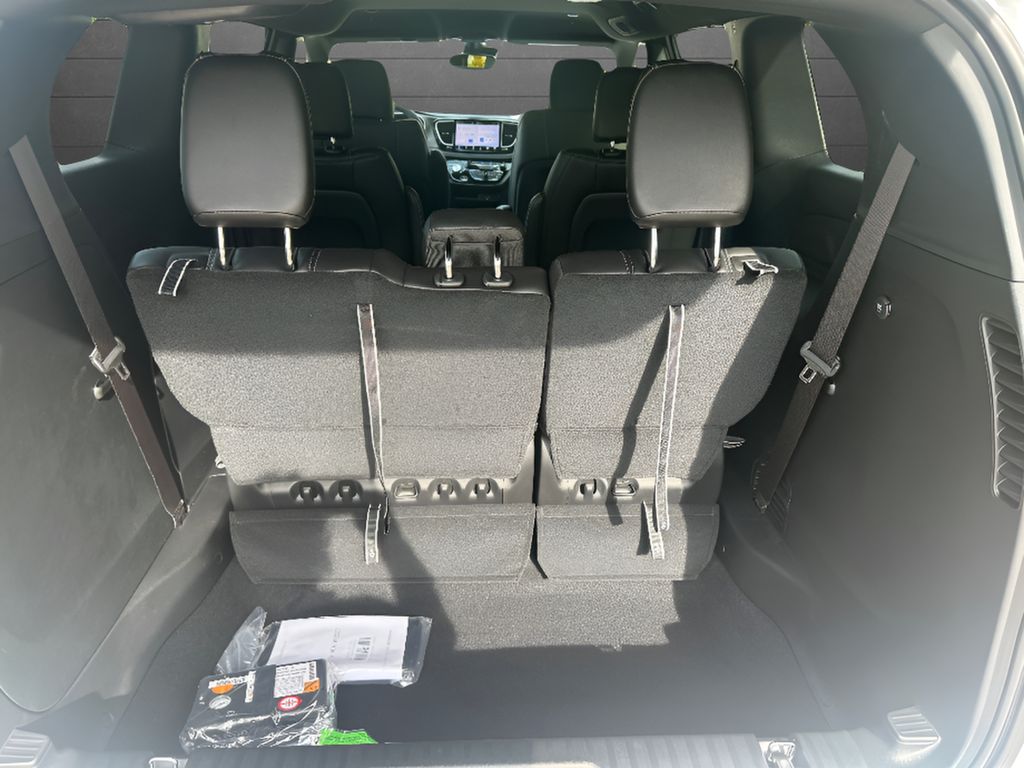 2027 Chrysler Pacifica Select - Bright White Clearcoat exterior view 10