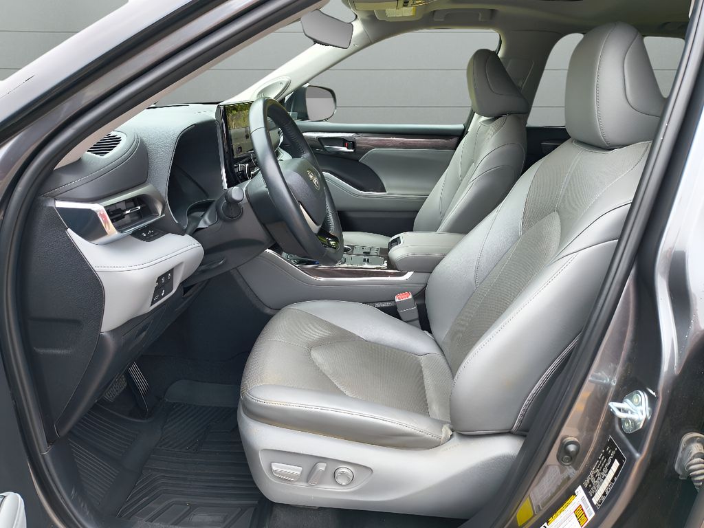 2023 Toyota Highlander Limited - Magnetic Gray Metallic exterior view 17