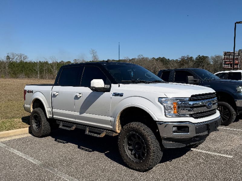 2019 Ford F-150 LARIAT - Oxford White exterior view 2