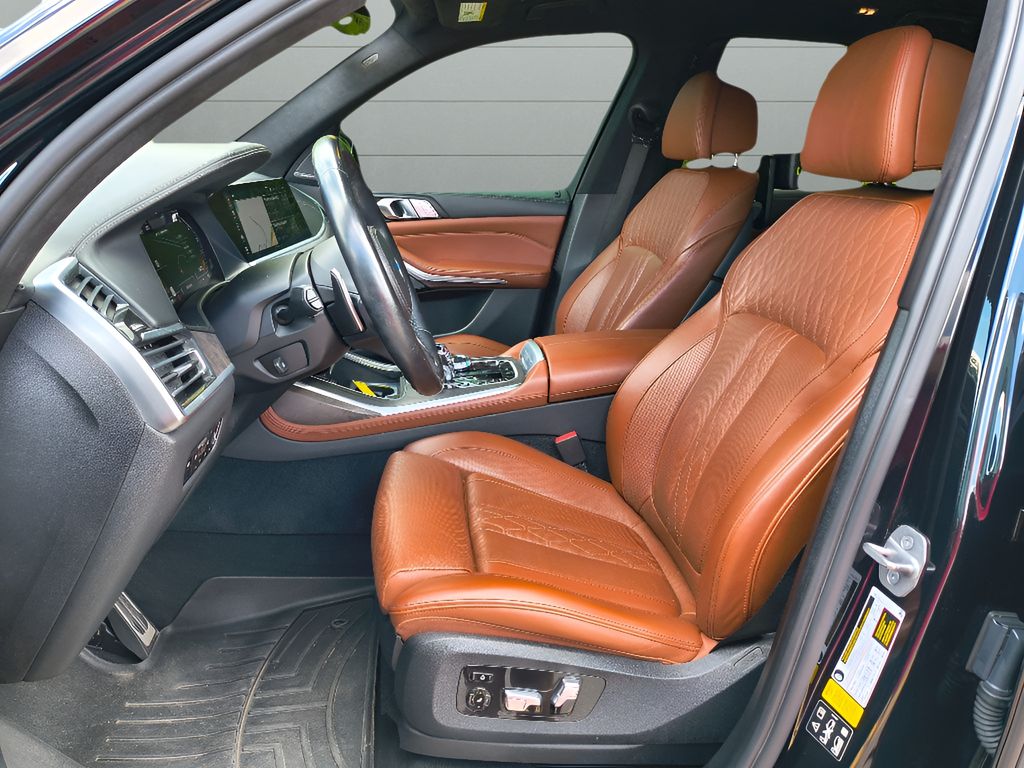 2022 BMW X7 M50i - Black Sapphire Metallic exterior view 13