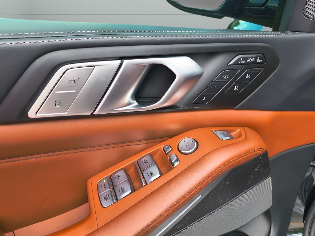 2022 BMW X7 M50i - Black Sapphire Metallic exterior view 9