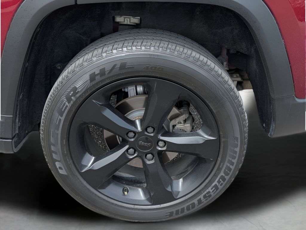 2023 Jeep Grand Cherokee Altitude - Velvet Red Pearlcoat exterior view 3