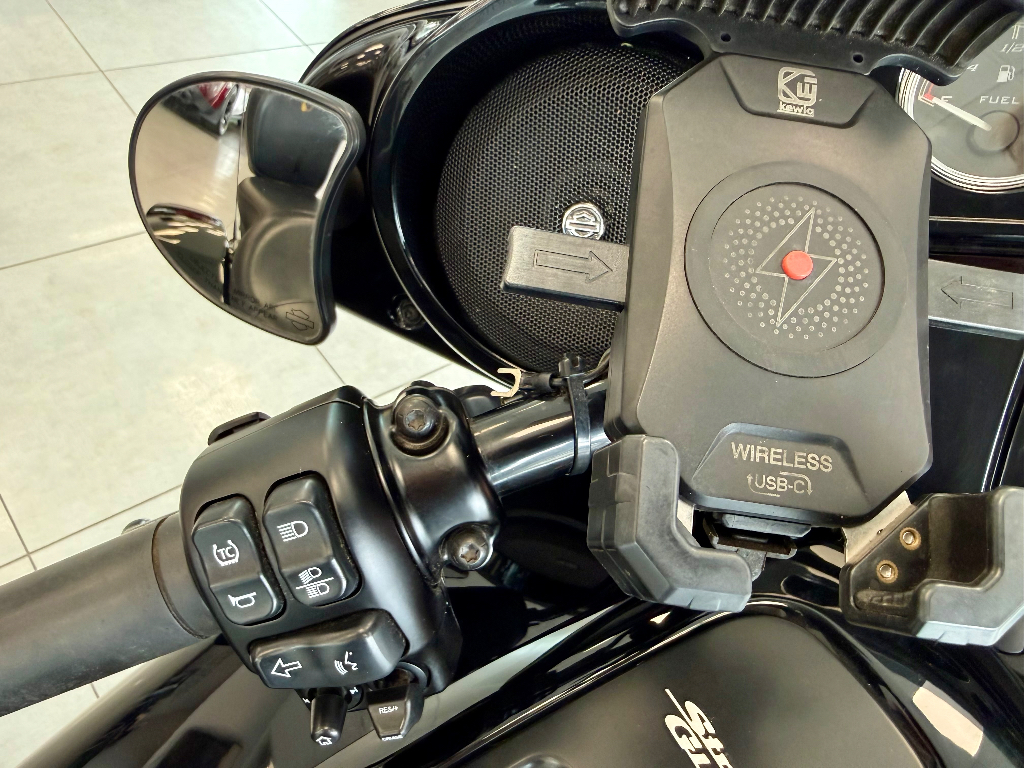 2021 Harley-Davidson FLHXS Street Glide Special Blacked-Out Touring - Black exterior view 12