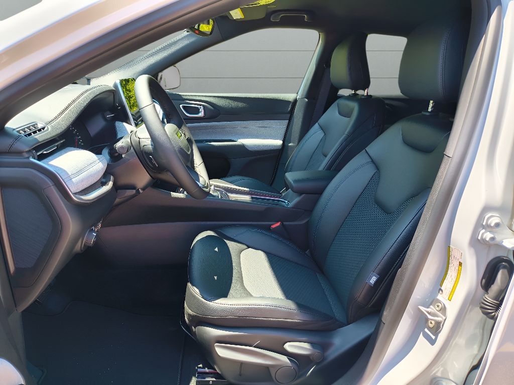 New 2025 Jeep Compass Latitude