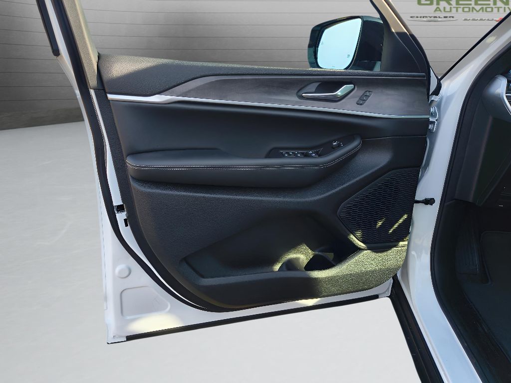 New 2025 Jeep Grand Cherokee L Limited Blackout