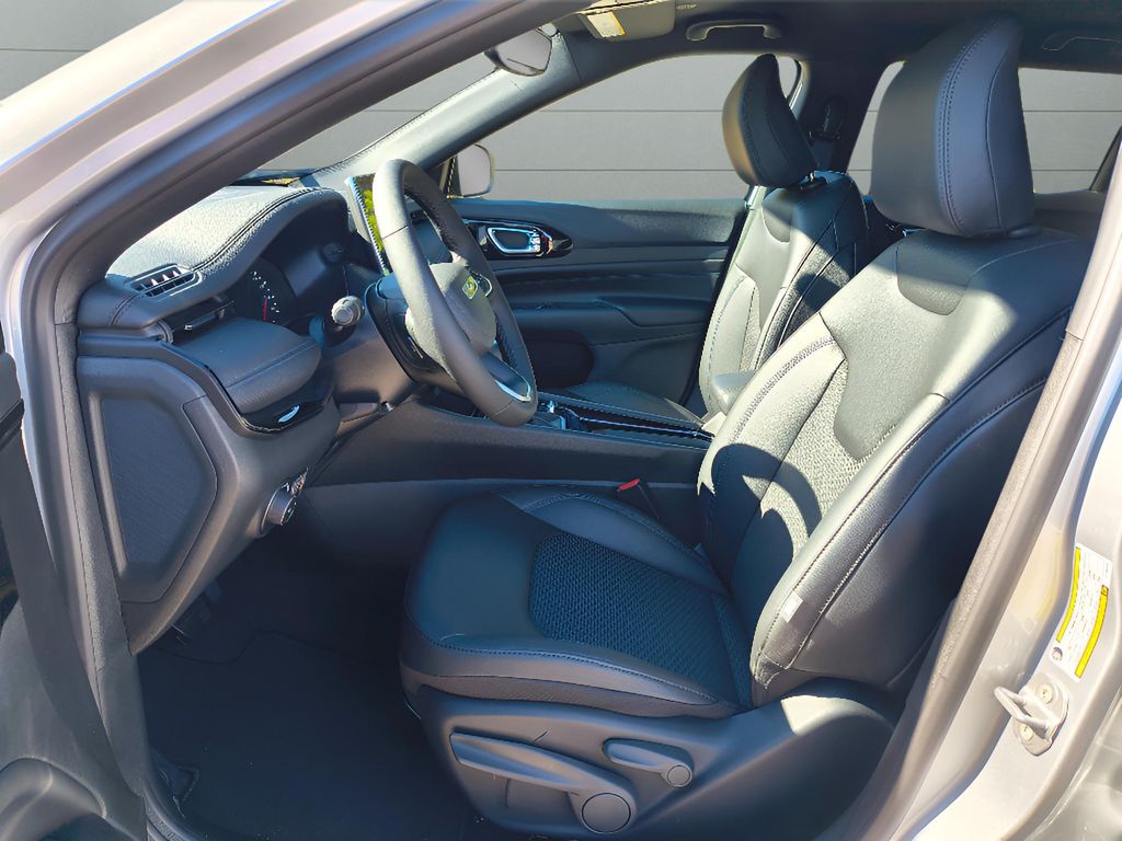 2026 Jeep Compass Latitude Altitude - Silver Zynith Metallic Clearcoat exterior view 15