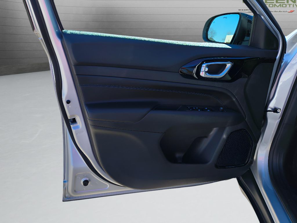 2026 Jeep Compass Latitude Altitude - Silver Zynith Metallic Clearcoat exterior view 14