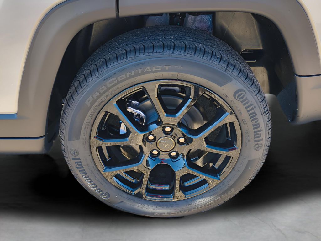 2026 Jeep Compass Latitude Altitude - Silver Zynith Metallic Clearcoat exterior view 3