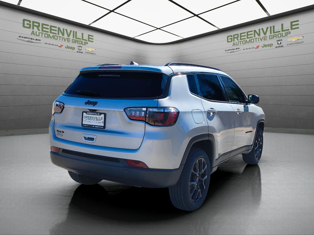 2026 Jeep Compass Latitude Altitude - Silver Zynith Metallic Clearcoat exterior view 8