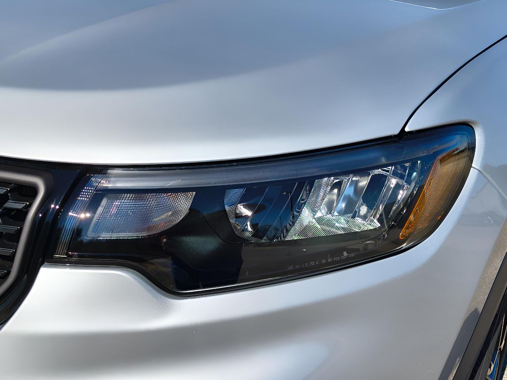 2026 Jeep Compass Latitude Altitude - Silver Zynith Metallic Clearcoat exterior view 12