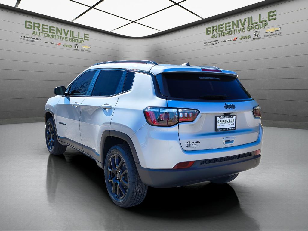 2026 Jeep Compass Latitude Altitude - Silver Zynith Metallic Clearcoat exterior view 5