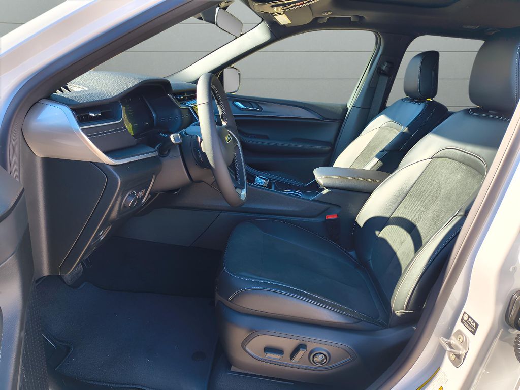 2025 Jeep Grand Cherokee Altitude X 4x2 - Bright White Clearcoat exterior view 16