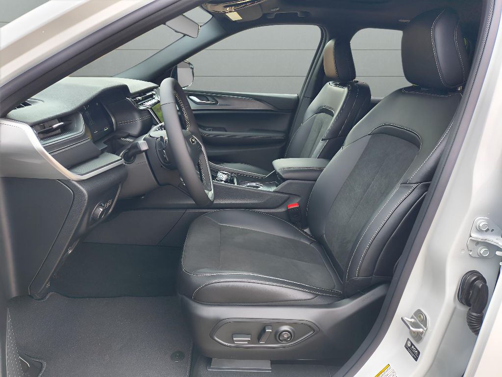 2025 Jeep Grand Cherokee Altitude X 4x2 - Bright White Clearcoat exterior view 16