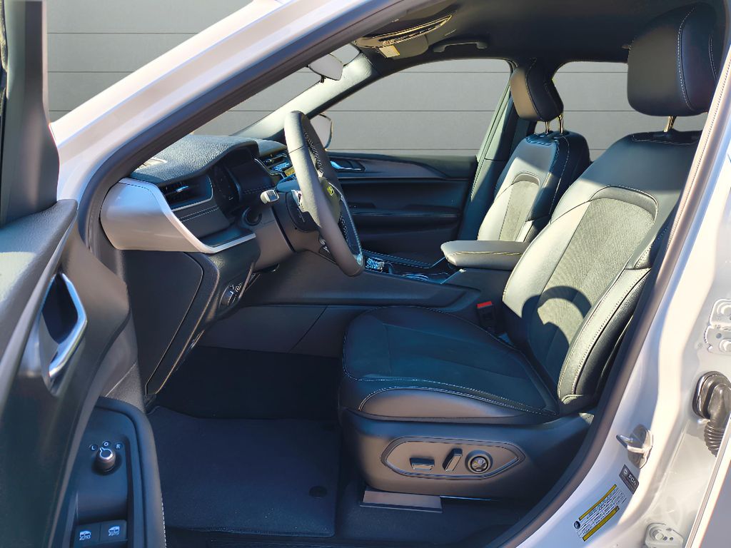 2025 Jeep Grand Cherokee Altitude 4x2 - Bright White Clearcoat exterior view 16