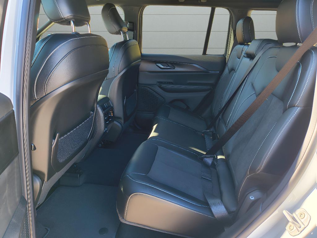 New 2025 Jeep Grand Cherokee Altitude 4x2