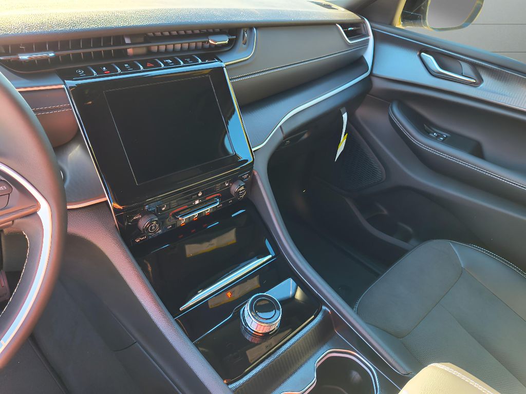 New 2025 Jeep Grand Cherokee Altitude 4x2