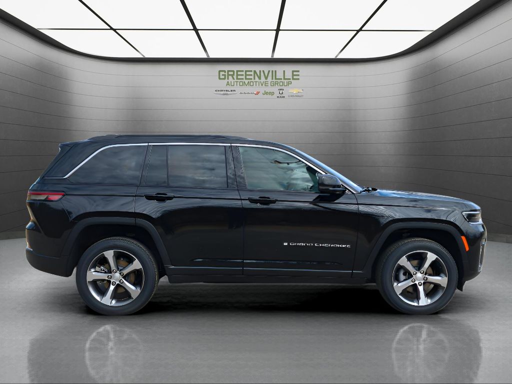 2026 Jeep Grand Cherokee Limited 4x4 - Diamond Black Crystal Pearlcoat exterior view 9
