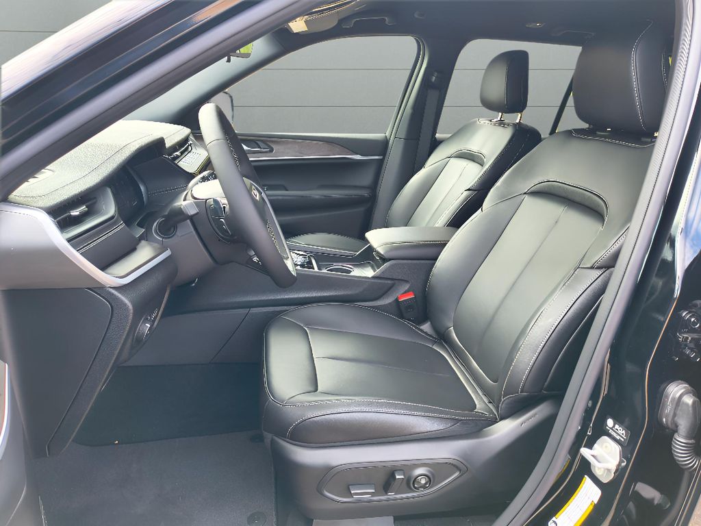 2026 Jeep Grand Cherokee Limited 4x4 - Diamond Black Crystal Pearlcoat exterior view 16