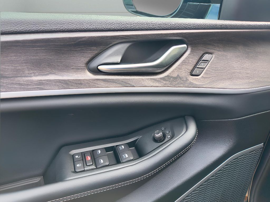 2026 Jeep Grand Cherokee Limited 4x4 - Diamond Black Crystal Pearlcoat exterior view 13