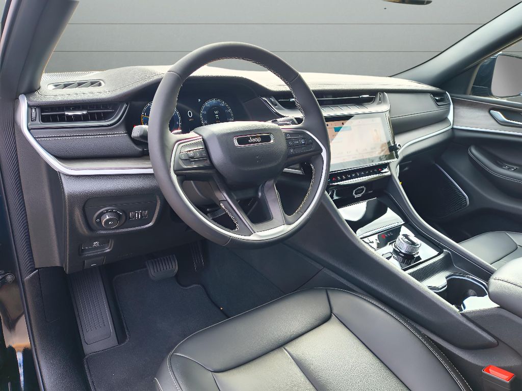 2026 Jeep Grand Cherokee Limited 4x4 - Diamond Black Crystal Pearlcoat exterior view 17