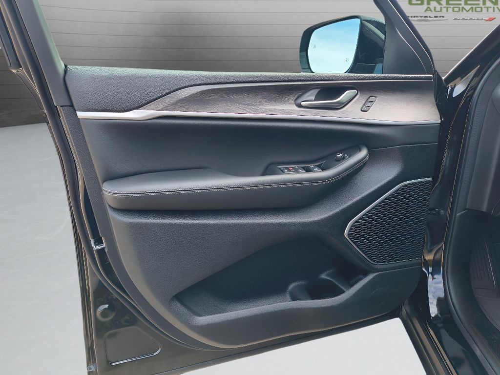 2026 Jeep Grand Cherokee Limited 4x4 - Diamond Black Crystal Pearlcoat exterior view 14